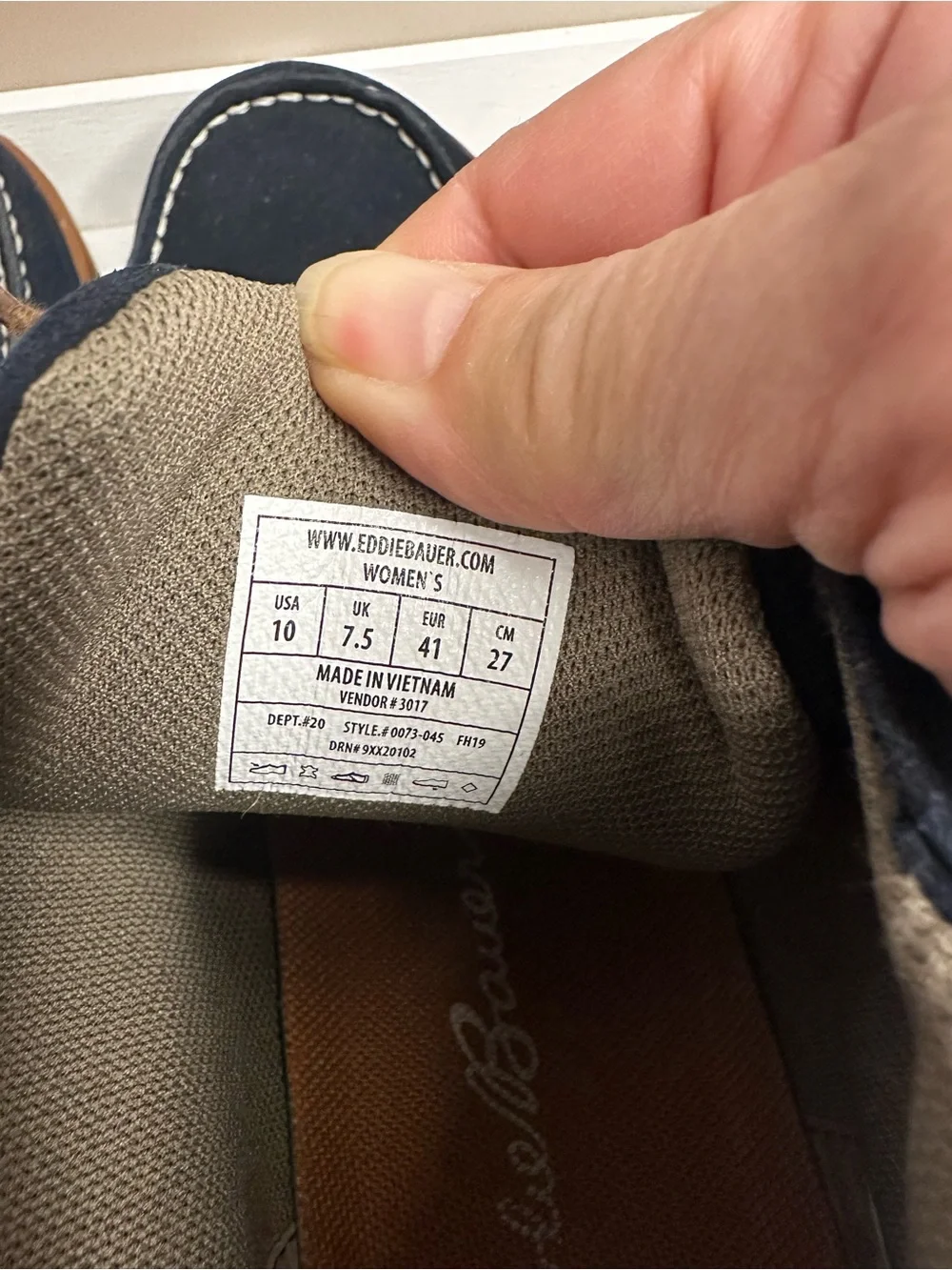 Men’s Eddie Bauer Navy Suede Chukka Boots with Brown Accents sz.10
